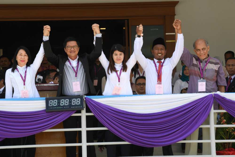 Calon PBS Datuk Linda Tsen (kiri), Chia Siew Yung, Calon DAP Vivian Wong, Sulaiman Abdul Samad dan Hamzah Abdullah semasa proses penamaan calon hari ini. u00e2u20acu201d Foto Bernama