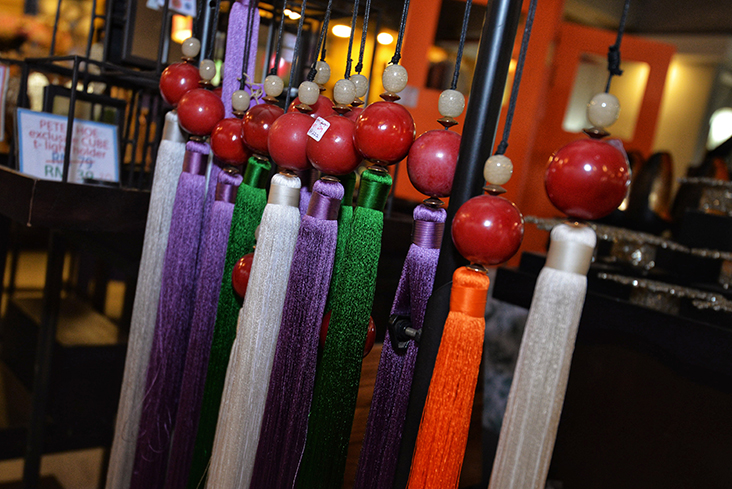 All kind of colourful tassels to decorate your lamps.