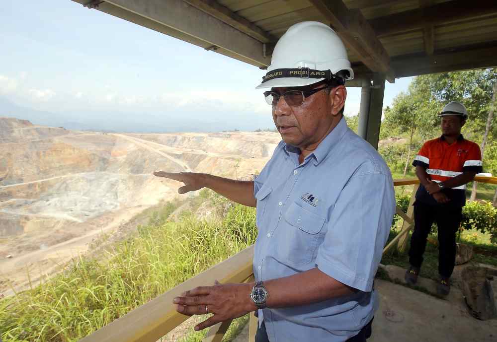 RHT Senior General Manager Madzlan Zam explaining to reporters on the mining operation in Pengkalan Hulu. 