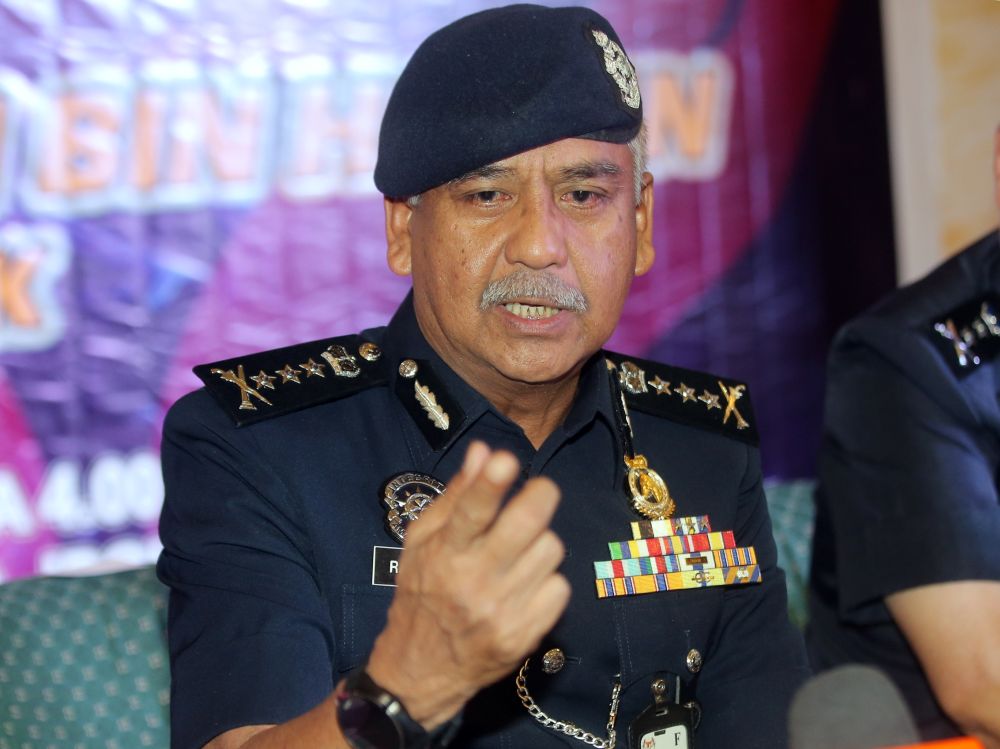 Perak police chief Datuk Razarudin Husain speaks to reporters at Mydin Meru, Ipoh April 9, 2019. u00e2u20acu201d Picture by Farhan Najib