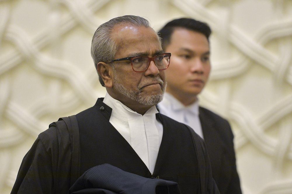 Lawyer Tan Sri Shafee Abdullah arrives at the Federal Court in Putrajaya April 10, 2019. u00e2u20acu2022 Picture by Mukhriz Hazim