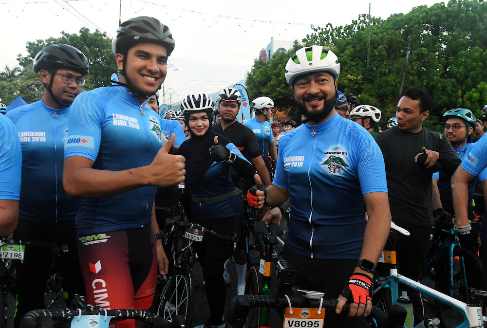Youth and Sports minister, Syed Saddiq Abdul Rahman (second right) and Kedah Menteri Besar, Datuk Seri Mukhriz Mahathir after completing  the 72 km Heritage Ride in Langkawi , April 13, 2019. u00e2u20acu201d Bernama pic
