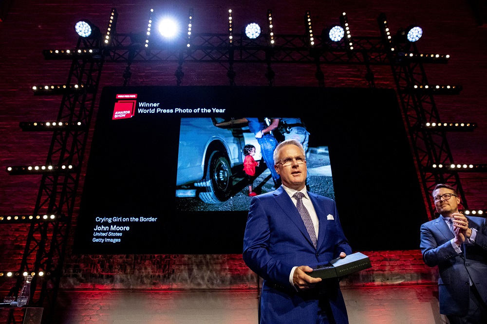 Photographer John Moore receives the World Press Photo 2019 Awards from Dutch Prince Constantijn for his winning picture u00e2u20acu02dcCrying Girl on the Borderu00e2u20acu2122 during the World Press Photo Award ceremony in Amsterdam April 11, 2019. u00e2u20acu201d AFP pic