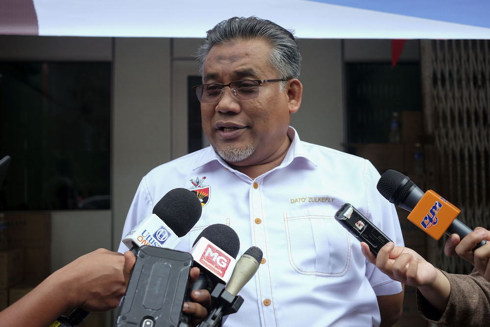 Negri Sembilan Amanah chief, Datuk Zulkefly Mohamad Omar, speaks to media outside the Pakatan Harapan media centre in Rantau April 1, 2019. u00e2u20acu201d Picture by Yusof Mat Isa