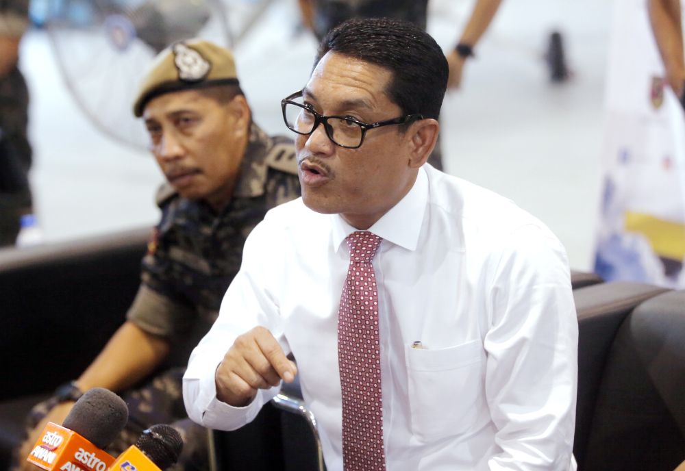 Perak Mentri Besar Datuk Seri Ahmad Faizal Azumu speaks after launching the Perak International Skydiving Championship at the police aviation training centre in Ipoh April 16, 2019. u00e2u20acu201d Picture by Farhan Najib