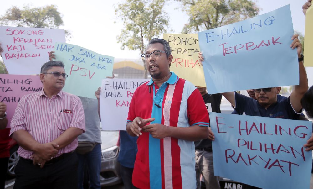 E-hailing driver Mohd Fazli Ramli speaks to reporters at Stadium Indera Mulia, Ipoh April 19, 2019. u00e2u20acu201d Picture by Farhan Najib