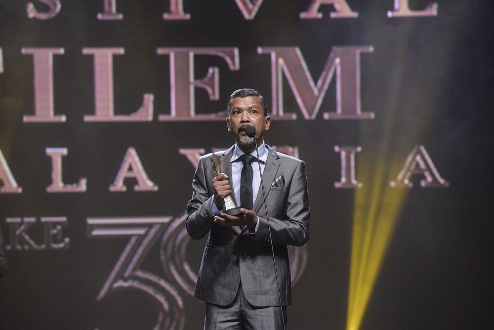 Filmmaker Nam Ron was the star of the night, with personal three personal wins for ‘One Two Jaga’ for Best Original Story, Best Screenplay and Best Director.