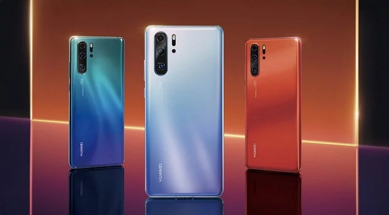 Huaweiu00e2u20acu2122s P30 series is giving its closest competitors, the Samsung Galaxy S10, a run for its money. u00e2u20acu201d Picture via RinggitPlus
