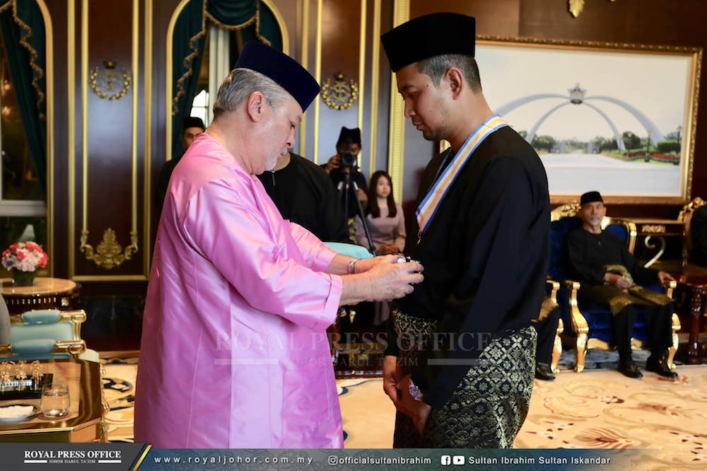 The Johor Sultan confers Johor Mentri Besar Dr Sahruddin Jamal with a datukship. — Picture via Facebook/OfficialSultanIbrahim