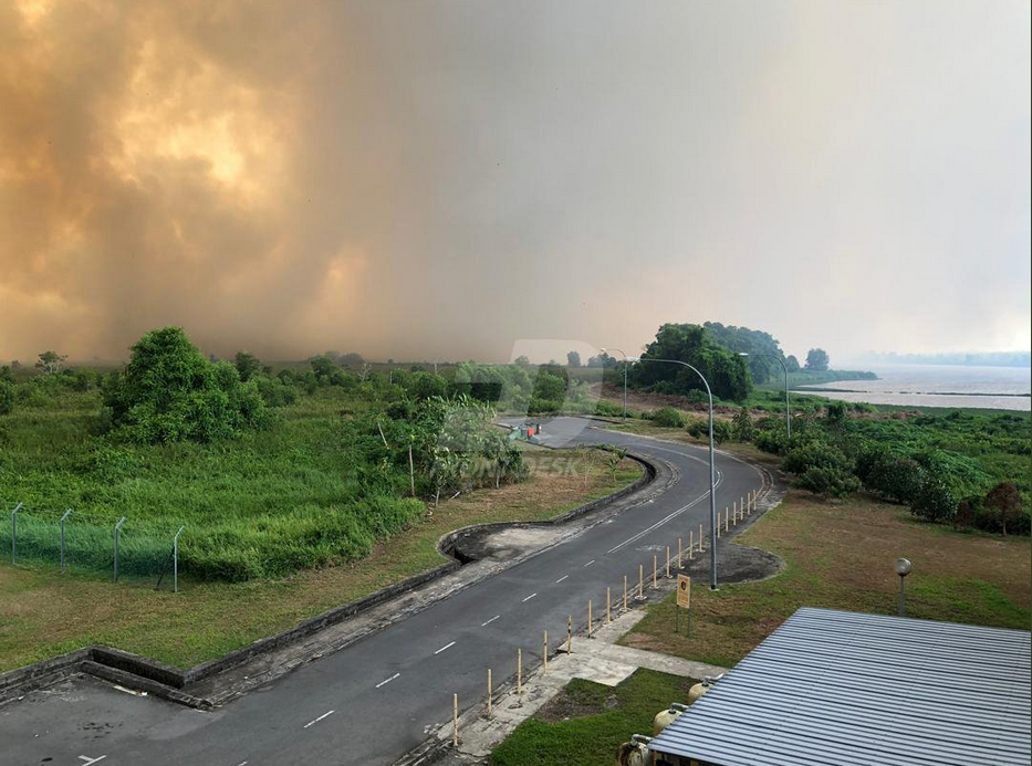 The fire was said to have grown from the 70 hectares it had ravaged yesterday and has spread close to the Curtin University, driven by strong winds. u00e2u20acu201d Picture via Twitter