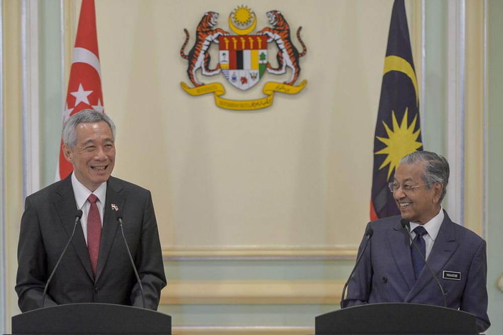 Singaporeu00e2u20acu2122s Prime Minister Lee Hsien Loong and Malaysiau00e2u20acu2122s Prime Minister Tun Dr Mahathir Mohamad smile during a joint news conference in Putrajaya April 9, 2019. u00e2u20acu201d Picture by Mukhriz Hazim