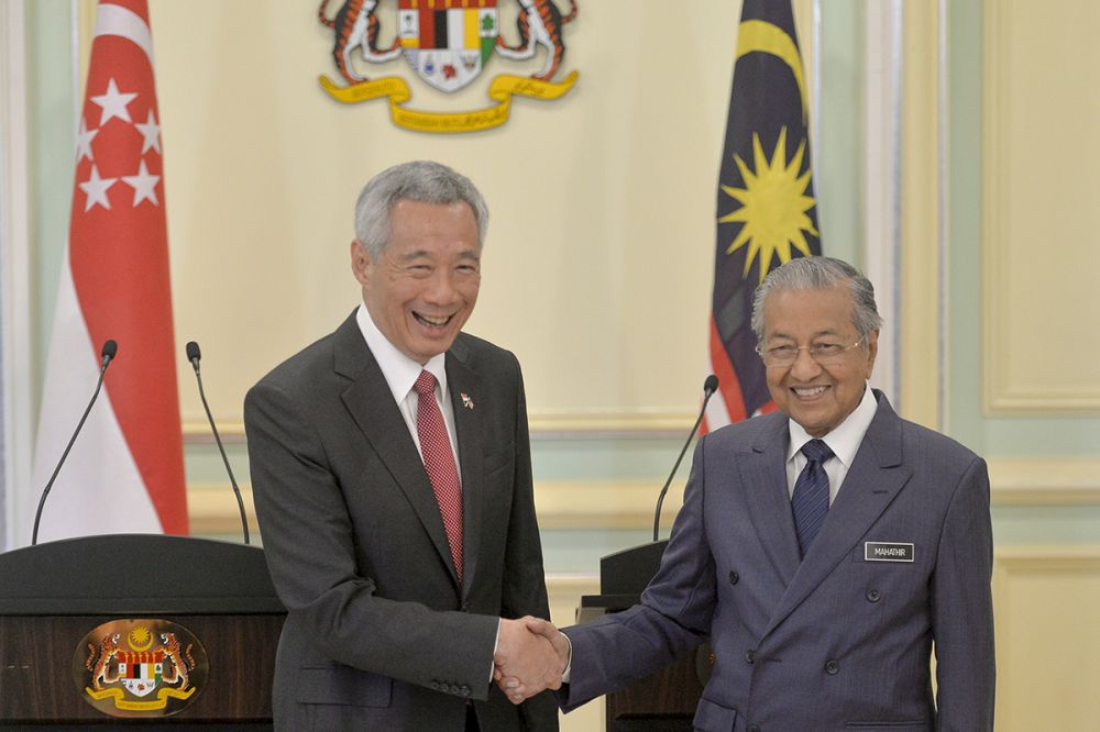 Singapore's Prime Minister Lee Hsien Loong shakes hands with Malaysia's Prime Minister Mahathir Mohamad after a joint news conference in Putrajaya April 9, 2019. u00e2u20acu201d Picture by Mukhriz Hazim