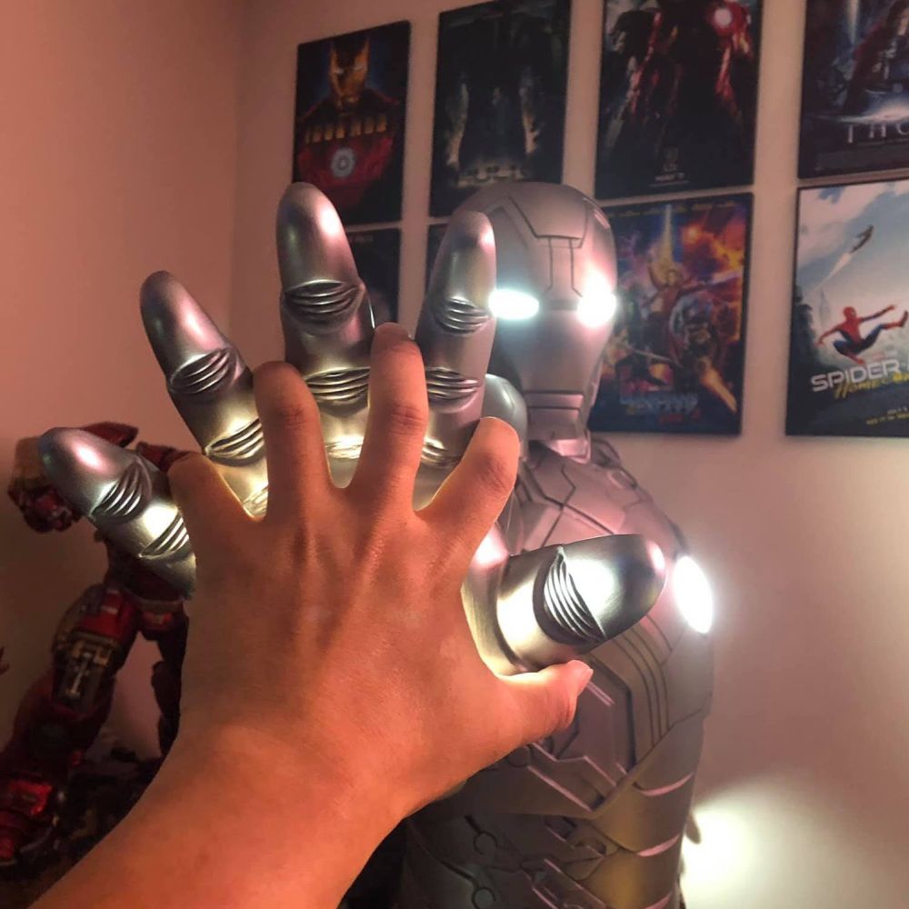 Rick Leong having a Tarzan and Jane moment with his new collectible. u00e2u20acu201d Picture from Facebook/RcollectionLiShouCang