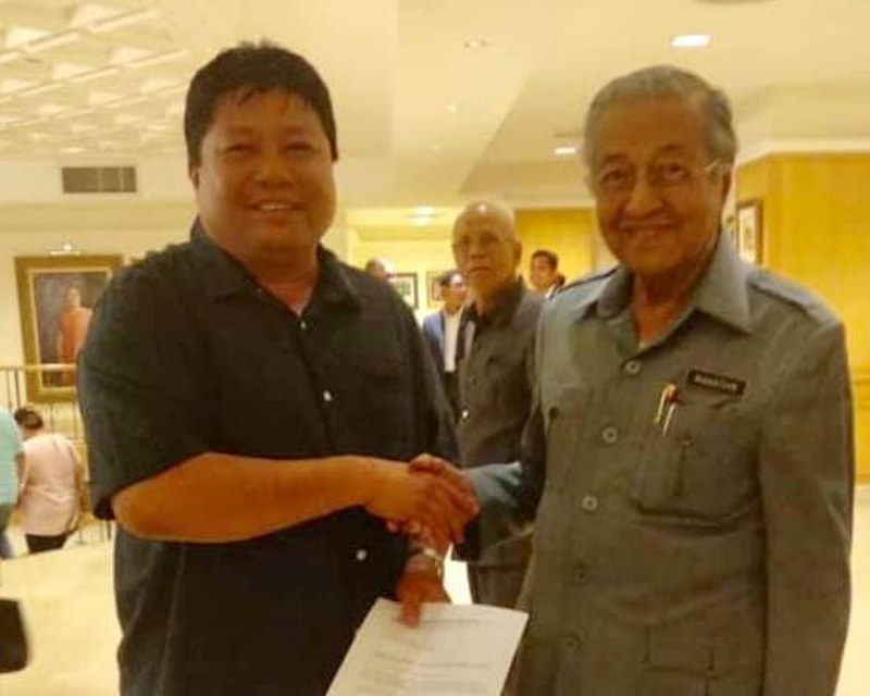 Puteri Wangsa assemblyman and Tebrau chief Mazlan Bujang holding what is seen as an appointment letter together with Prime Minister Tun Dr Mahathir Mohamad at the prime ministeru00e2u20acu2122s office in Putrajaya. u00e2u20acu201d Picture viaFacebook/Kamal Hisham Jaafar