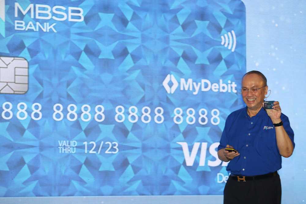 MBSB Bank CEO Datuk Seri Ahmad Zaini Othman reveals the new MBSB Bank Visa Debit Card-I at the PrimeWin RM1,000,000 CASA-i Campaign launch. u00e2u20acu201d Picture by Choo Choy May