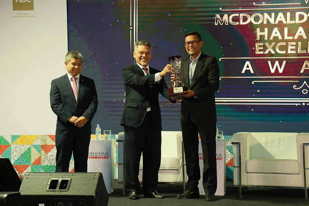 McDonaldu00e2u20acu2122s Malaysia managing director Azmir Jaafar receives the award from Economic Affairs Ministry director of services industry division Khalid Abdul Hamid. u00e2u20acu201d Picture courtesy of Halal Industry Development Corporation