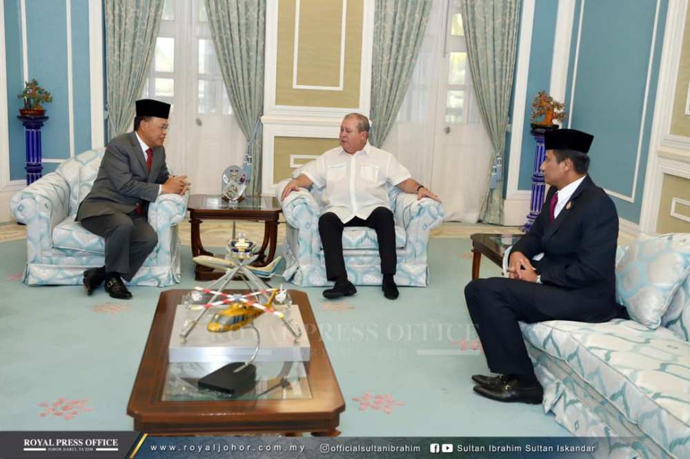 Datuk Osman Sapian in an audience with Sultan Ibrahim Iskandar at the Istana Pasir Pelangi in Johor Baru. u00e2u20acu2022 Picture via Facebook/Sultan Ibrahim Sultan Iskandar