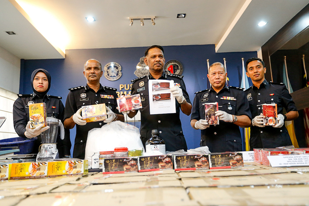 Penang CPO Datuk T. Narenasagaran flanked by his officers show a few of the tea packets during a press conference in George Town April 2, 2019. u00e2u20acu201d Picture by Sayuti Zainudin