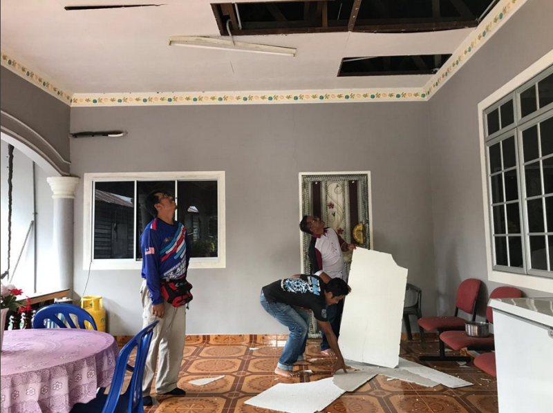 People are seen assessing the damage to their homes after the fire and explosion at the Pengerang Integrated Complex earlier today. u00e2u20acu201d Picture via Twitter