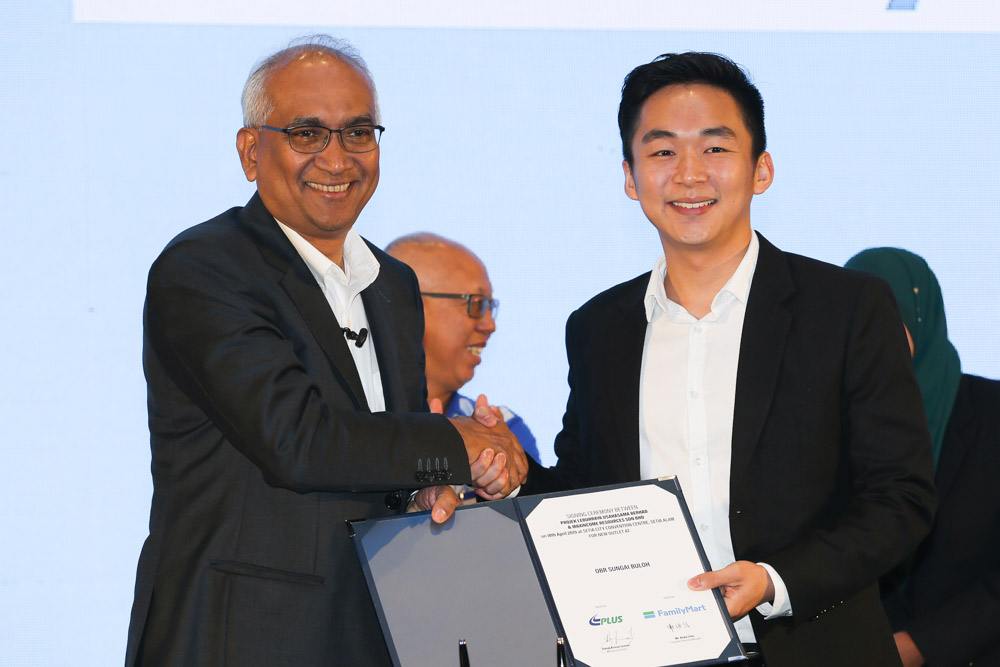 Managing director of PLUS Malaysia Berhad Datuk Azman Ismail  and corporate planning manager of Family Mart Sdn Bhd Andy Chia during the signing ceremony of Five New Retail Brands in ceremony in Kuala Lumpur April 18, 2019. u00e2u20acu2022 Picture by Choo Choy May
