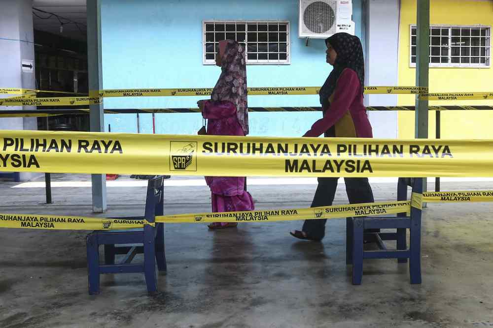 Voters arrive at a polling centre to cast their ballots in Rantau April 13, 2019. u00e2u20acu2022 Picture by Yusof Mat Isa