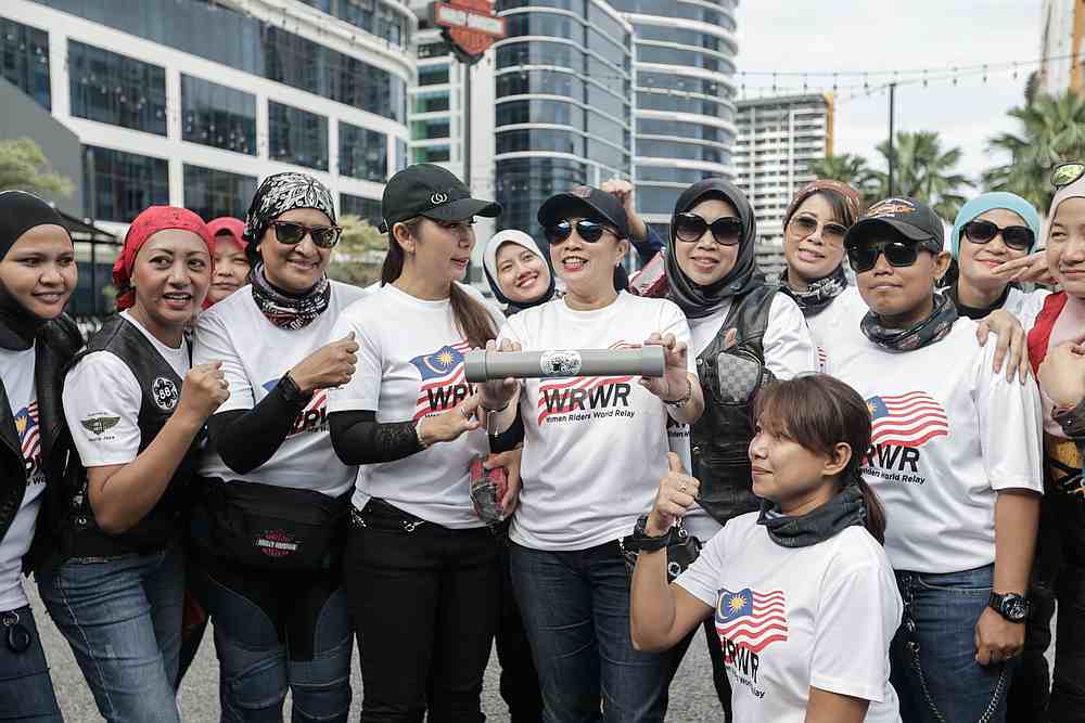 Ladies of Harley members with the Ripple Relay Malaysia baton. — Picture by Ahmad Zamzahuri