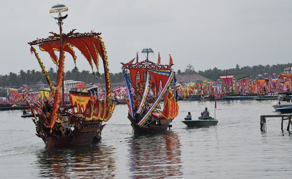 Lepa boats joining the regatta procession in conjunction with the Semporna Regatta Lepa 2019 at Semporna Square, April 27, 2019. u00e2u20acu201d Bernama pic