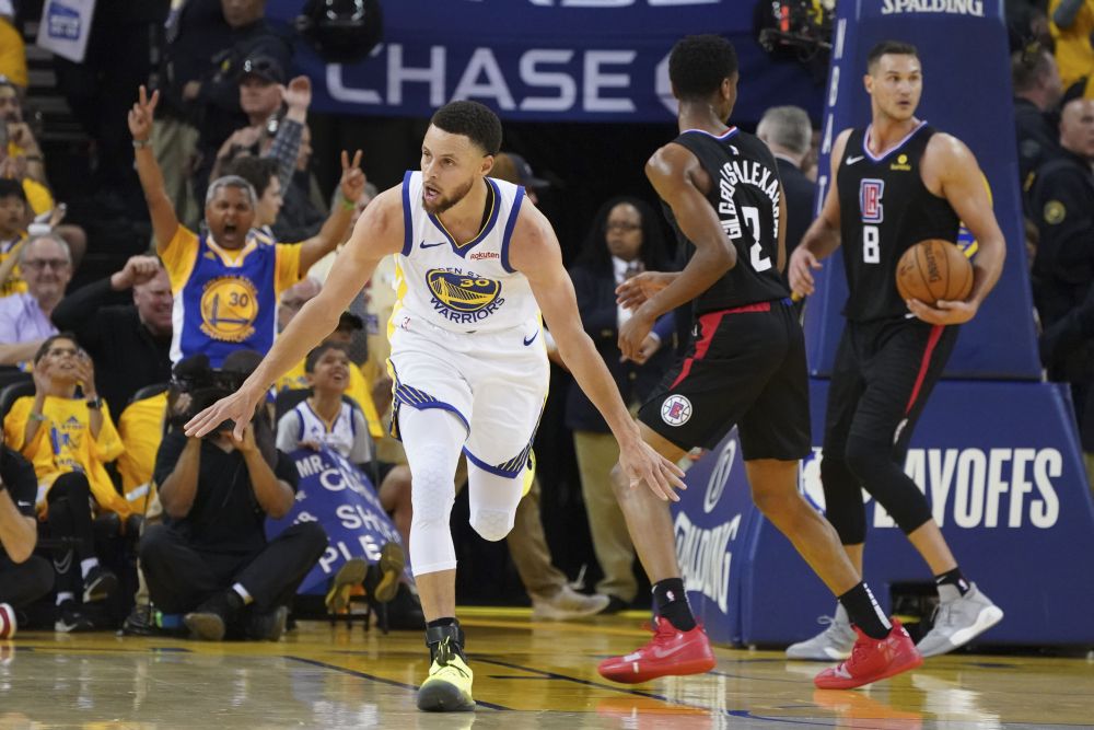 Golden State Warriors guard Stephen Curry (30) celebrates against LA Clippers guard Shai Gilgeous-Alexander (2) and forward Danilo Gallinari (8) at the Oracle Arena. u00e2u20acu201d Reuters pic