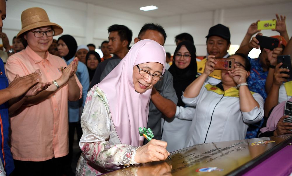 Deputy Prime Minister Datuk Seri Dr Wan Azizah Wan Ismail officiates the opening of the flood relief center building in Beaufort, Sabah, April 6, 2019. u00e2u20acu201d Bernama pic