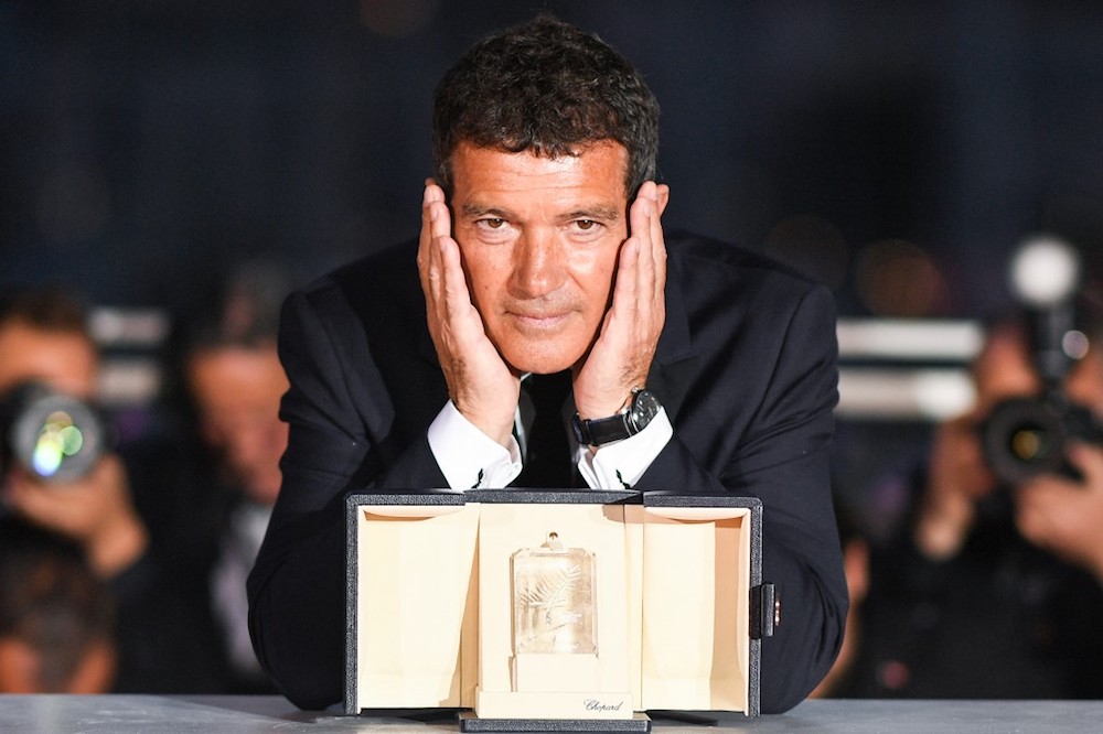 Antonio Banderas poses during a photocall with his trophy at the 72nd edition of the Cannes Film Festival May 25, 2019 after winning the Best Actor Prize for his part in u00e2u20acu02dcPain and Gloryu00e2u20acu2122. u00e2u20acu201d AFP pic