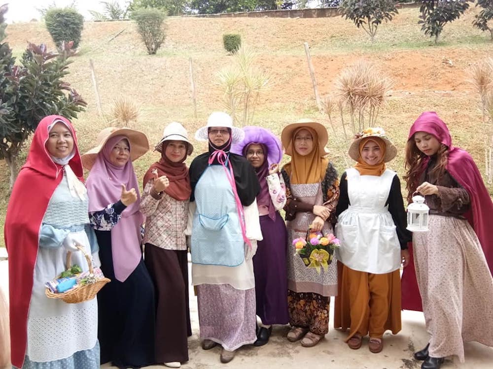 It may not be totally accurate, but the theme is obvious for teachers of SMK Jengka. u00e2u20acu201d Facebook/Imotai Fotografer