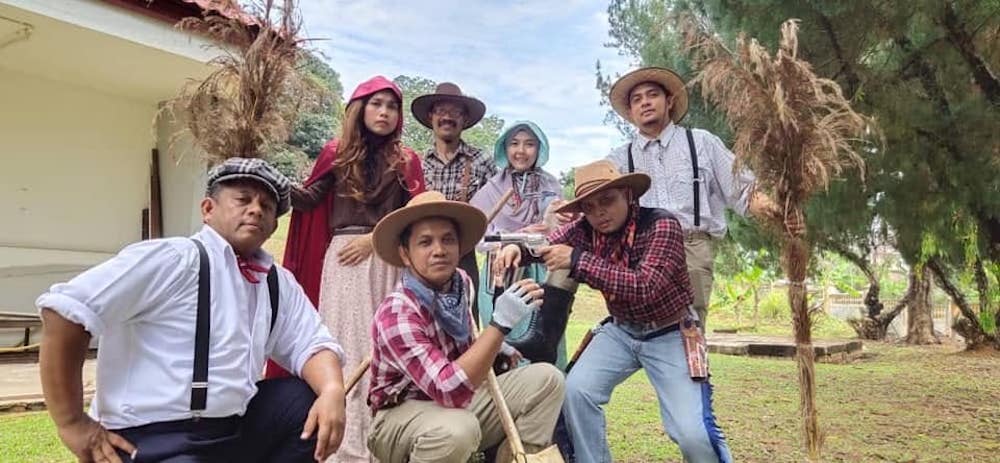 The men came armed with props. — Facebook/Imotai Fotografer