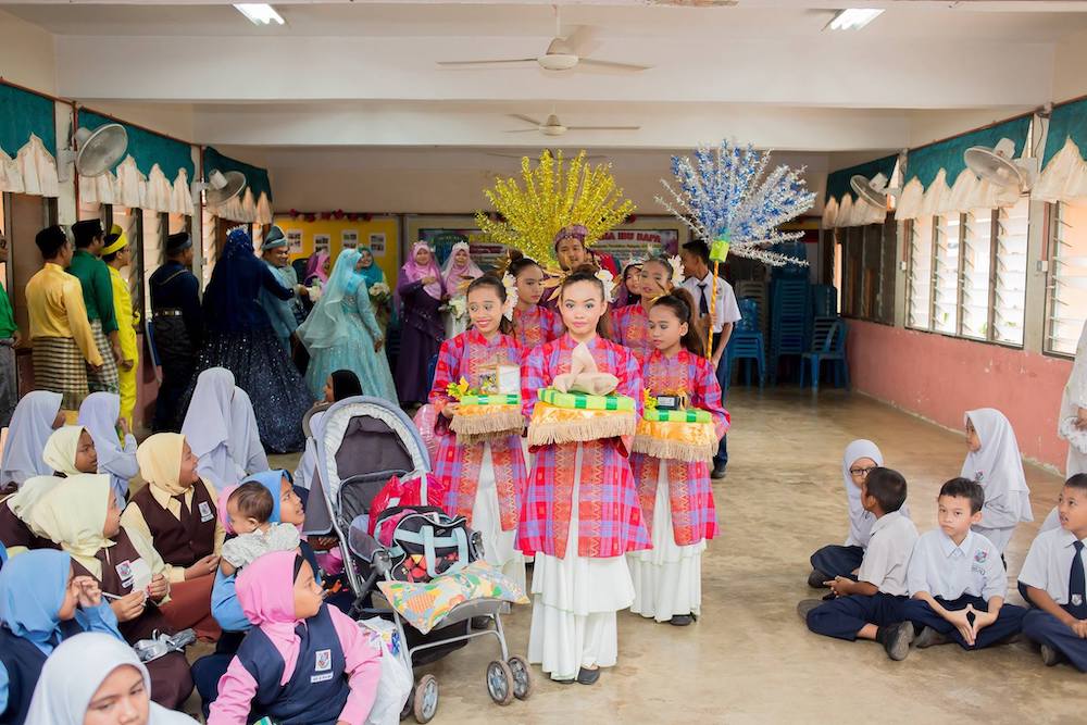 The teachers were paraded in just like real brides and grooms. — Facebook /SK Chini 2