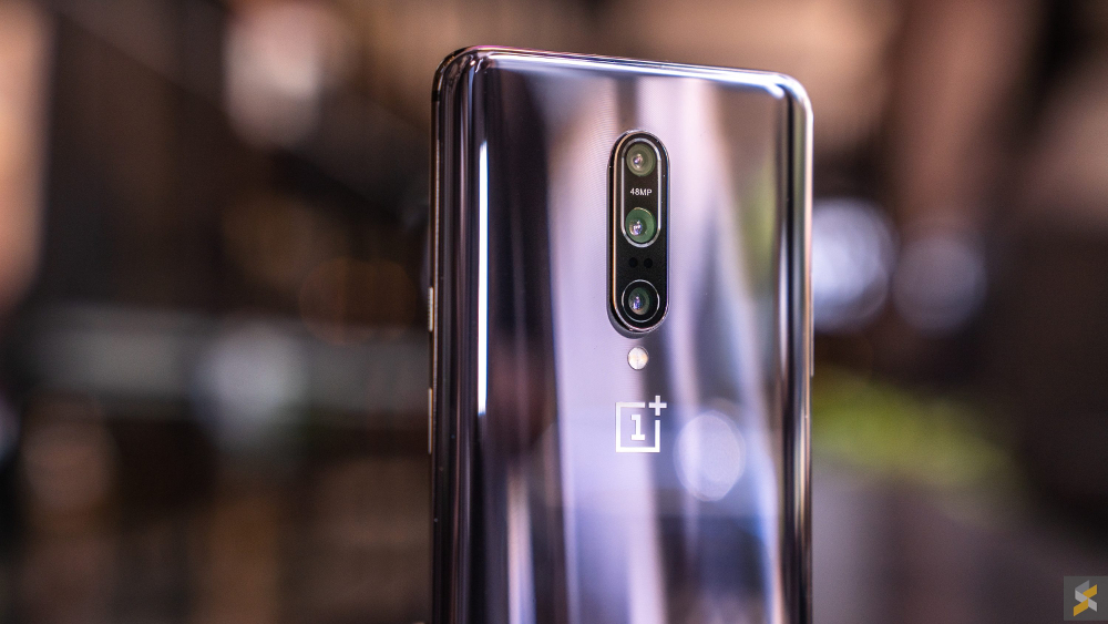 The OnePlus 7 Pro has a 6.67-inch Quad HD dual-curved Fluid AMOLED display with a buttery 90Hz refresh rate. u00e2u20acu201d SoyaCincau pic