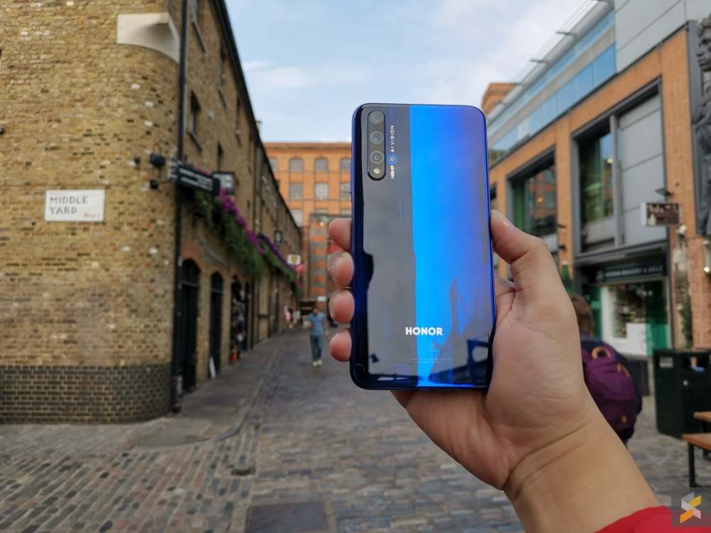 The Honor 20 Pro features a 6.26u00e2u20acu009d Full HD+ display that comes with a punch-hole like its bigger Honor View 20. u00e2u20acu2022 Picture via SoyaCincau