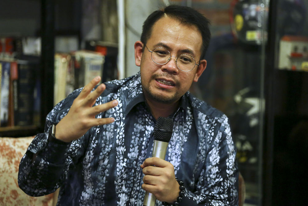 Deputy Youth and Sports Minister Steven Sim speaks during the u00e2u20acu02dcSembang Kopiu00e2u20acu2122 event in Shah Alam May 2, 2019. u00e2u20acu201d Picture by Yusof Mat Isa