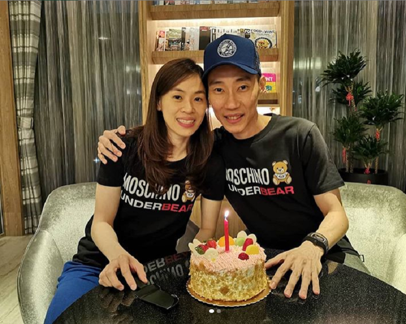 Datuk Lee Chong Wei embracing his wife, Datin Wong Mew Choo, as they pose for a birthday photo. u00e2u20acu201d Screen capture via Instagram/leechongweiofficial