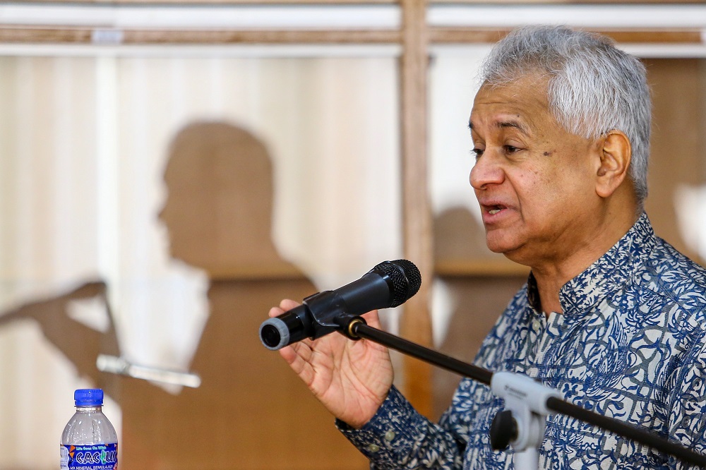 Attorney General Tommy Thomas delivers his opening speech during the Bar Councilu00e2u20acu2122s public forum at the Kuala Lumpur and Selangor Chinese Assembly Hall May 4,2019. u00e2u20acu201d Picture by Hari Anggara