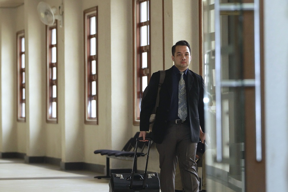 Bank Negara Malaysia officer Ahmad Farhan Sharifuddin arrives at the Kuala Lumpur Court Complex May 8, 2019. u00e2u20acu201d Picture by Yusof Mat Isa