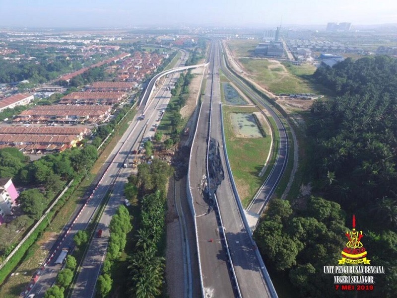 About 800,000 consumers in 65 areas in Klang were hit by an unscheduled water supply disruption due to three main pipes bursting along the West Coast Expressway project site on Sunday. u00e2u20acu201d Picture via Facebook/ Unit Pengurusan Bencana Negeri Selangor
