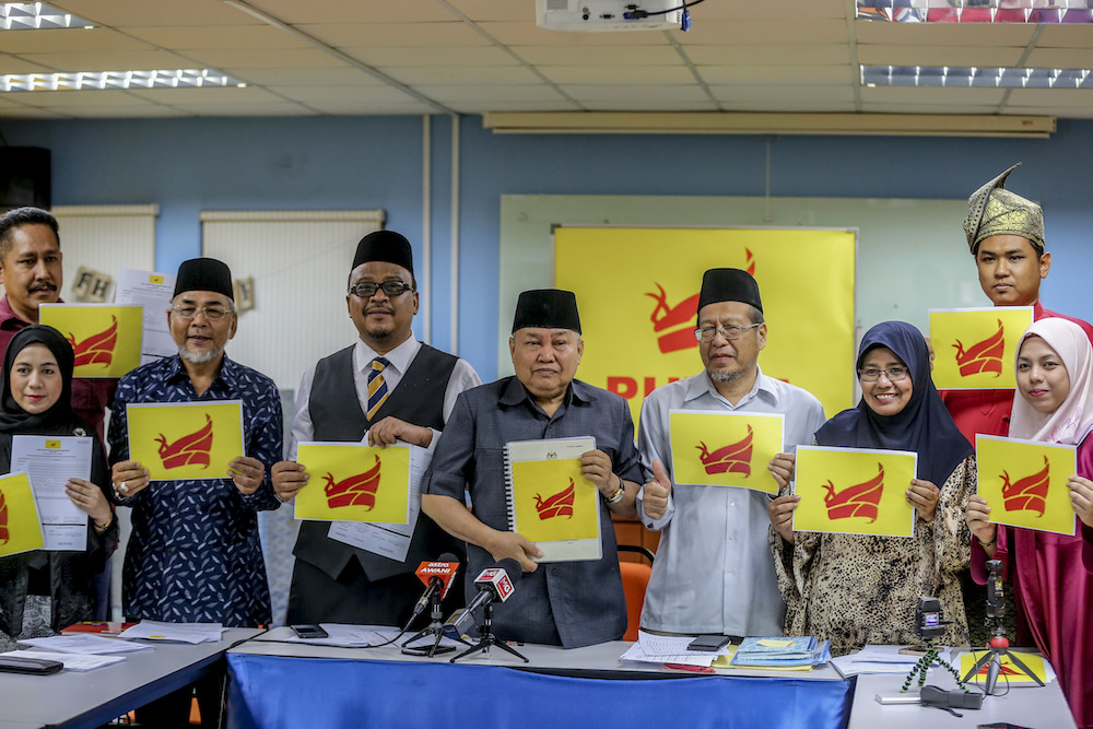 Parti Bumiputera Perkasa Malaysia (Putra) president Ibrahim Ali (centre) poses for photos after a press conference in Kuala Lumpur May 9, 2019. u00e2u20acu201d Picture by Firdaus Latif