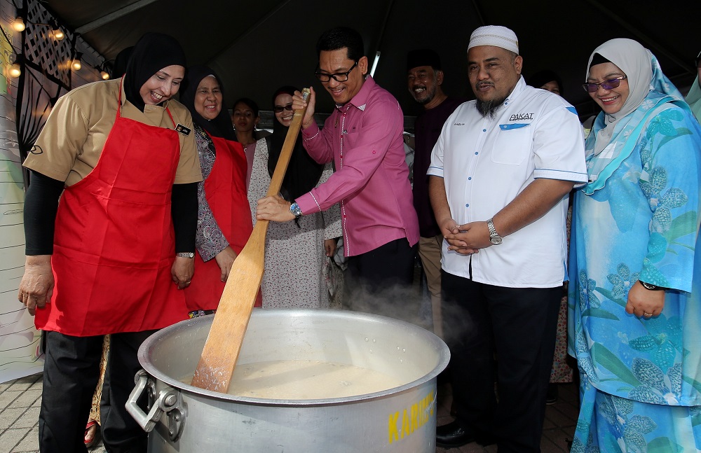Perak Mentri Besar Datuk Seri Ahmad Faizal Azumu at a u00e2u20acu02dcbubur lambuku00e2u20acu2122 making event organised by Ipoh City Council May 10, 2019. u00e2u20acu201d Picture by Farhan Najib