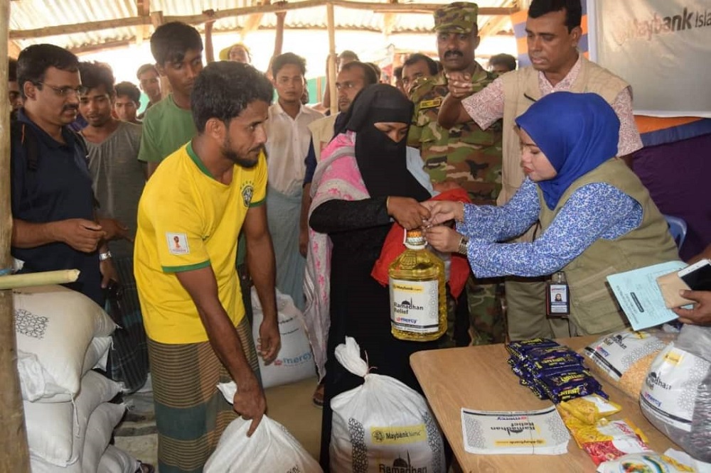 Mercy Malaysia volunteers hand out over 600 food packs to families at Cox’s Bazaar in Bangladesh last week. — Picture courtesy of Mercy Malaysia.