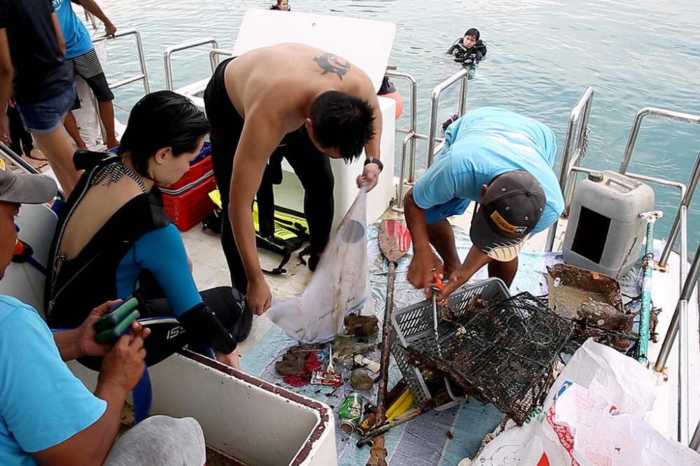 Divers and volunteers from Our Singapore Reefs sorting the trash they collected in the waters around Lazarus Island on May 11, 2019. u00e2u20acu201d TODAY pic