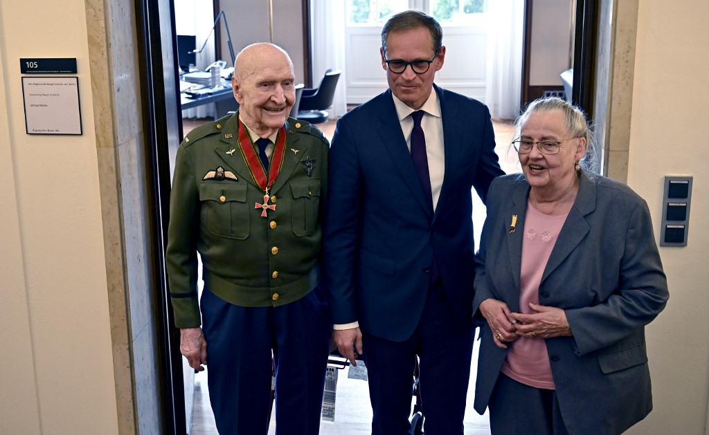 Berlin's mayor Michael Mueller (centre) welcomes former candy bomber pilot Gail Halvorsen and Mercedes Wild at the Berlin city hall on May 10, 2019. u00e2u20acu201d AFP picnn