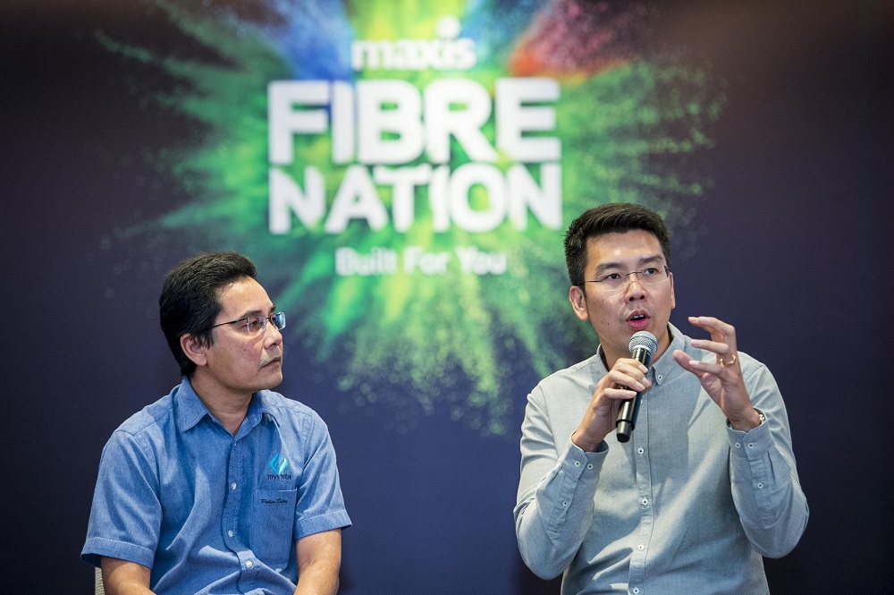 ‘Pak Su’ (left) and Maxis head of brand and marketing Tai Kam Leong during the media unveiling of ‘Maxis Presents: Fibrenation Stories'. — Image courtesy of Maxis
