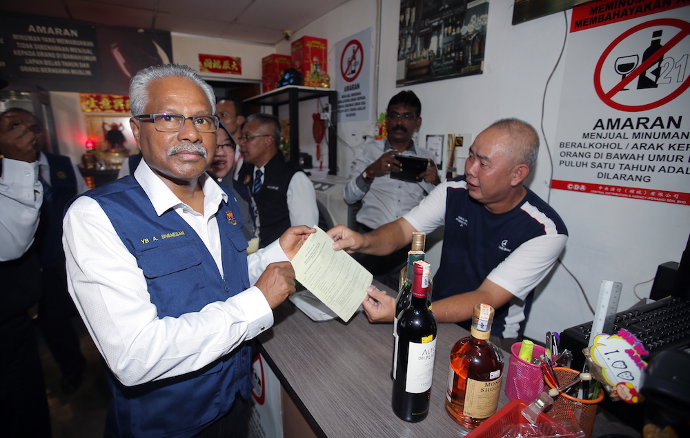 State Health, Consumers Affairs, Civil Society, National Integration and Human Resource Committee chairman A. Sivanesan inspects a liquor shop in Bercham May 14, 2019. u00e2u20acu201d Picture by Farhan Najib