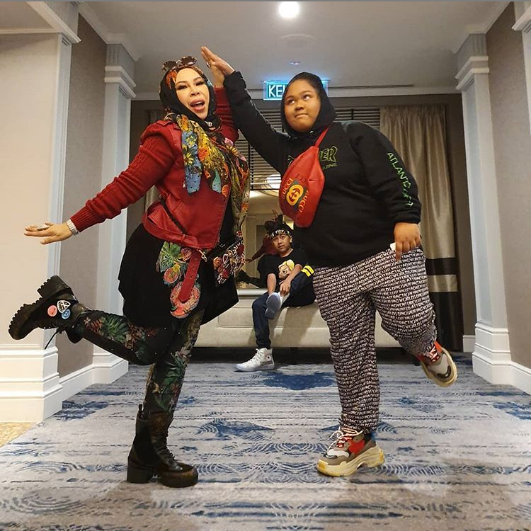 Datuk Seri Vida posing for a photo with her daughter, Nur Edlynn Zamileen Muhd Amin. u00e2u20acu201d Picture via Instagram/ Datoserivida