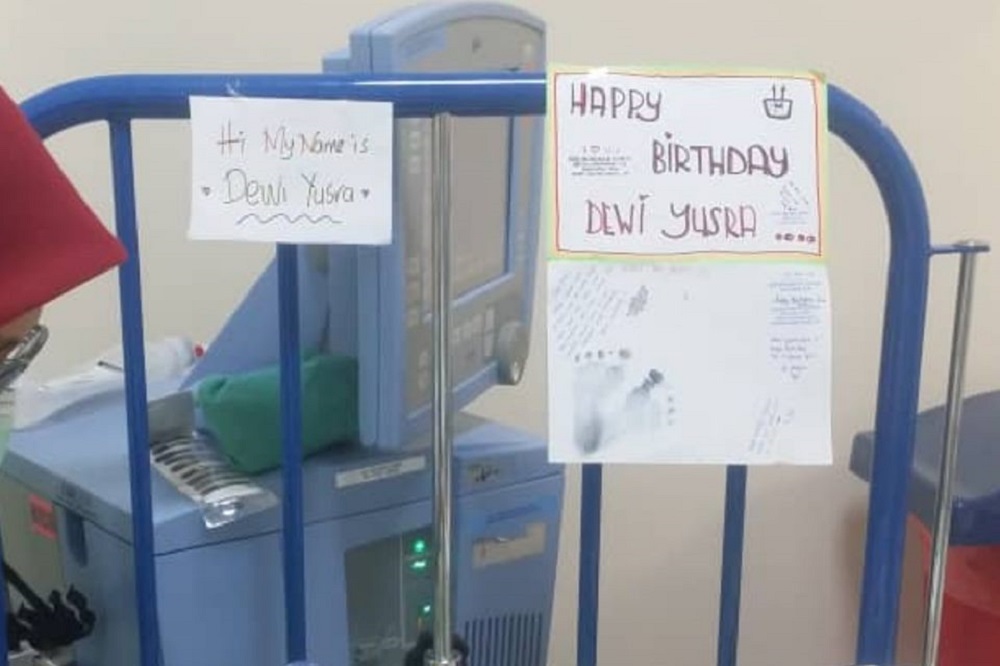 A single image of Dewi Yusrau00e2u20acu2122s bed and the handmade greeting card accompanied Kamarulu00e2u20acu2122s post. u00e2u20acu201d Picture via Facebook/Chaku