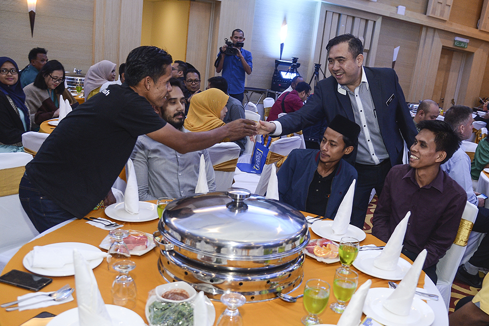 Anthony Loke greets guests during a breaking of fast gathering at the Transport Ministry in Putrajaya May 15, 2019. u00e2u20acu201d Picture by Miera Zulyana